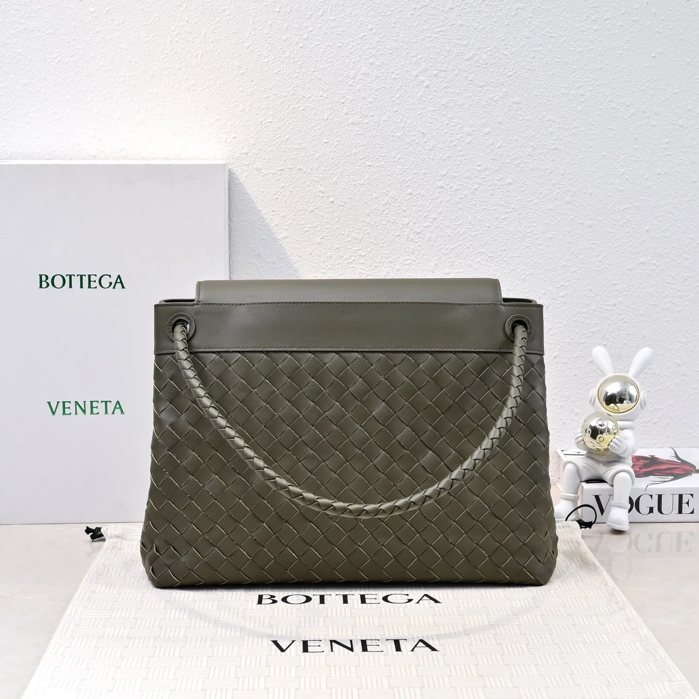 Batch 2460 #BV new men's Andiamo can be carried hand-held, on the shoulder or cross-body. It is a fashionable and versatile men's bag. The combination of lntrecciato woven iconic elements and smooth leather creates a unique cool style😎 The subtle luster and natural texture of the calfskin are high-end and fashionable. The flip-top design Knot shoulder straps and tough full leather shoulder straps are more private and can be used in more ways. No matter the size, it can accommodate a laptop, and it can be easily handled for daily commuting, business trips or travel. Model: 7715 Size: 37x26x13